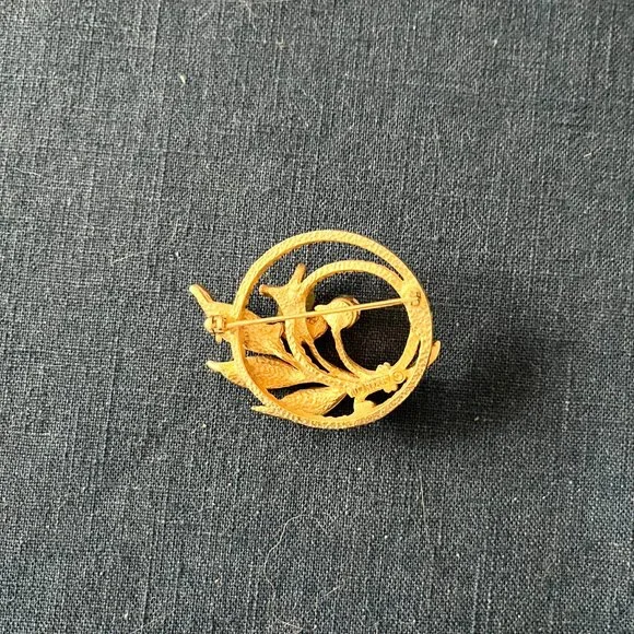 Vintage Circular ‘Floral’ Gold Tone/Faux Pearl/Green Polished ‘Stone’ Pin - Picture 2 of 4